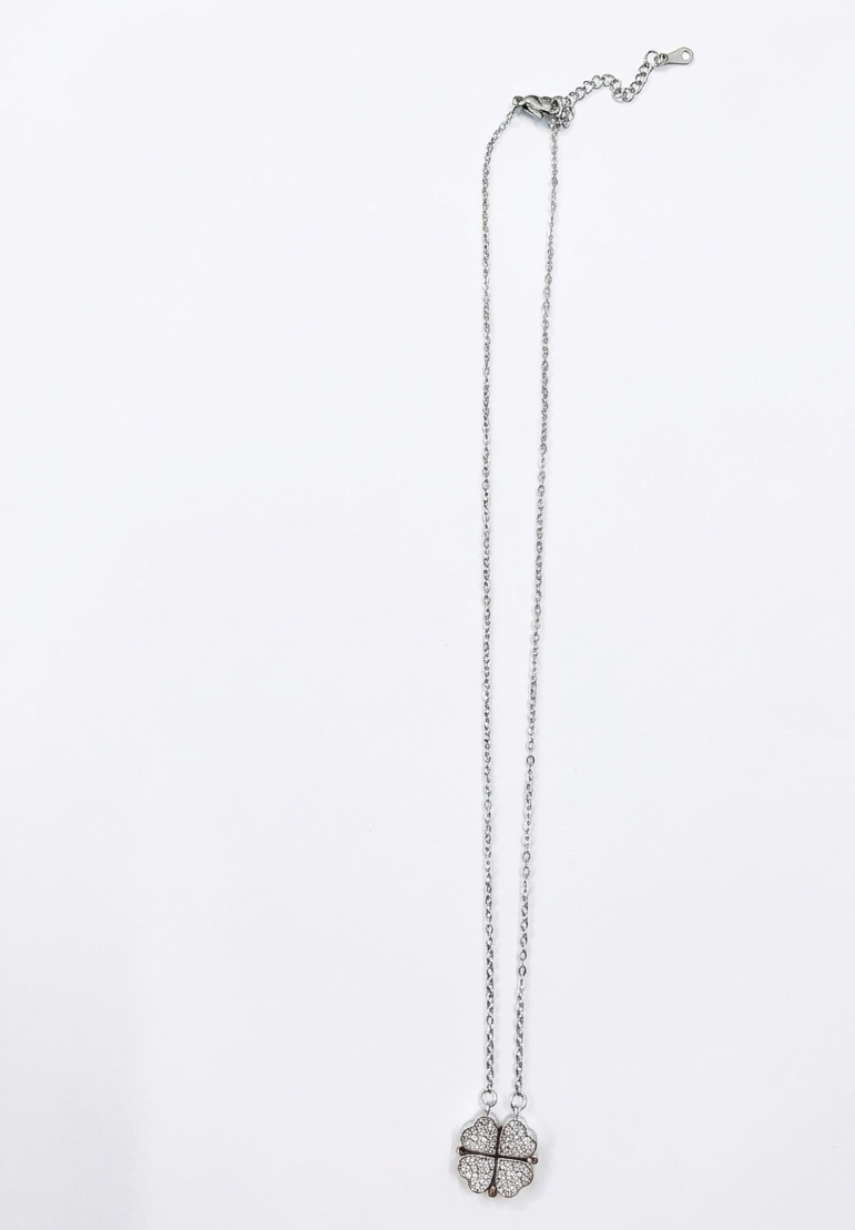Ashir Studio magnetic four-leaf clover heart necklace in jewelry, featuring a delicate pendant with a heart shape and four-leaf clover design.