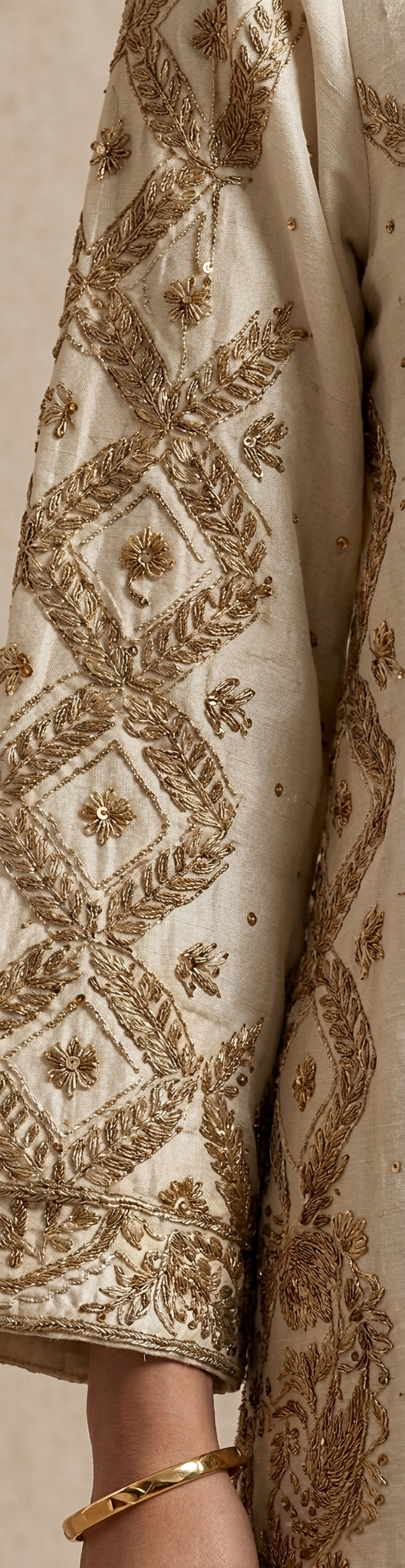 Classic Ivory Elegance – Ivory & Antique Gold